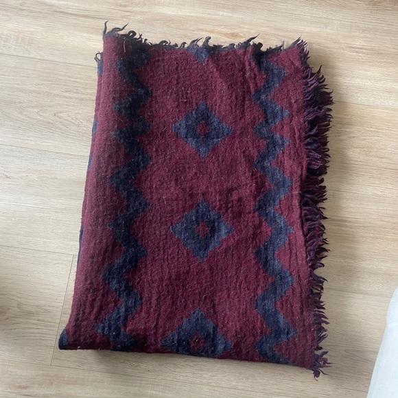 Aritzia Wool Blanket Scarf - Picture 1 of 3